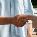 Como ajudar um amigo corretor de imóveis sem gastar nada