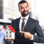 Corretor de imóveis atua como um profissional liberal