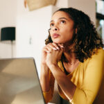 É melhor fazer o curso TTI de corretor no EAD ou presencial