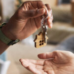 O corretor de imóveis negocia ou vende imóveis