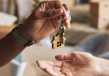 O corretor de imóveis negocia ou vende imóveis