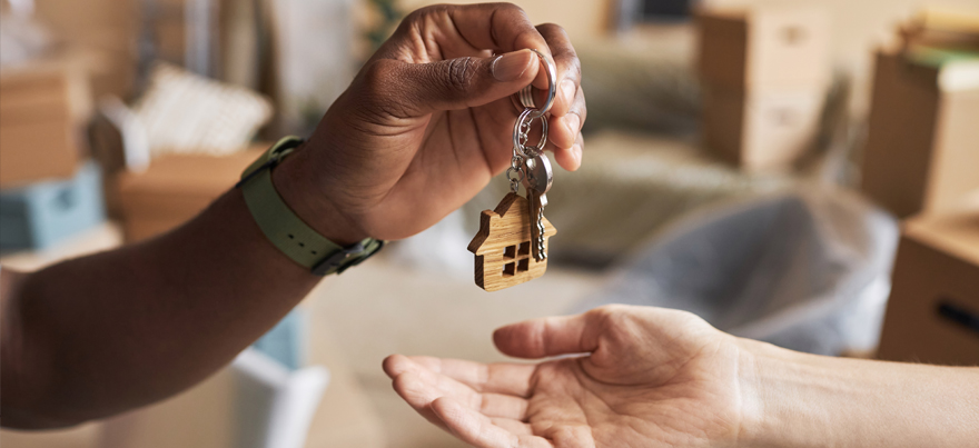 O corretor de imóveis negocia ou vende imóveis